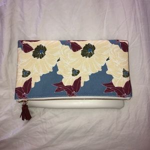 Reversible floral clutch